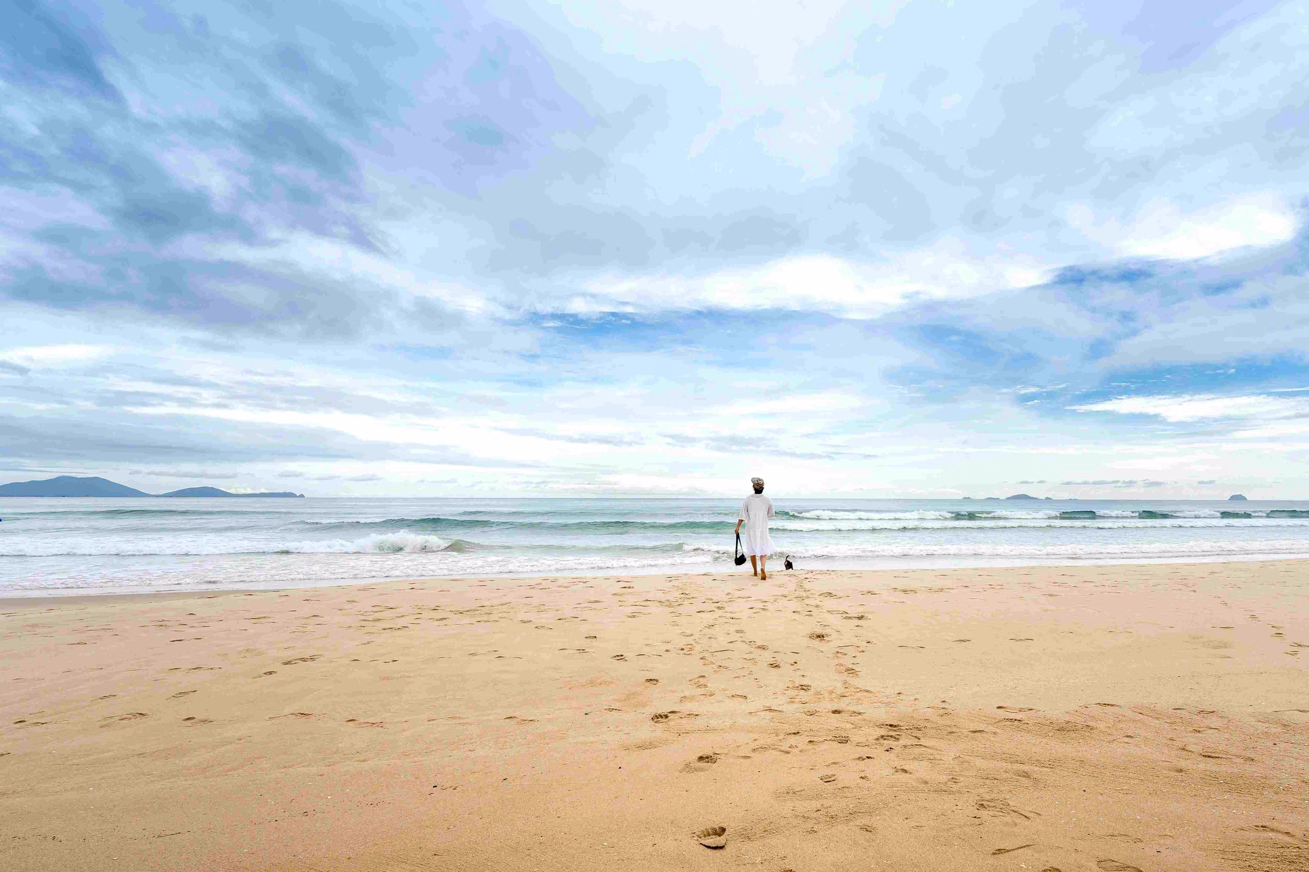 Vrouw kijkende naar horizon op het strand